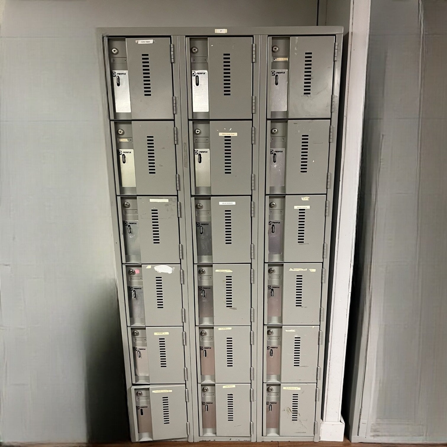 Casier Multi-Compartiments 18 Portes (Poignée en T) - 36 po Large - Usagé | Bureau L'entrepôt