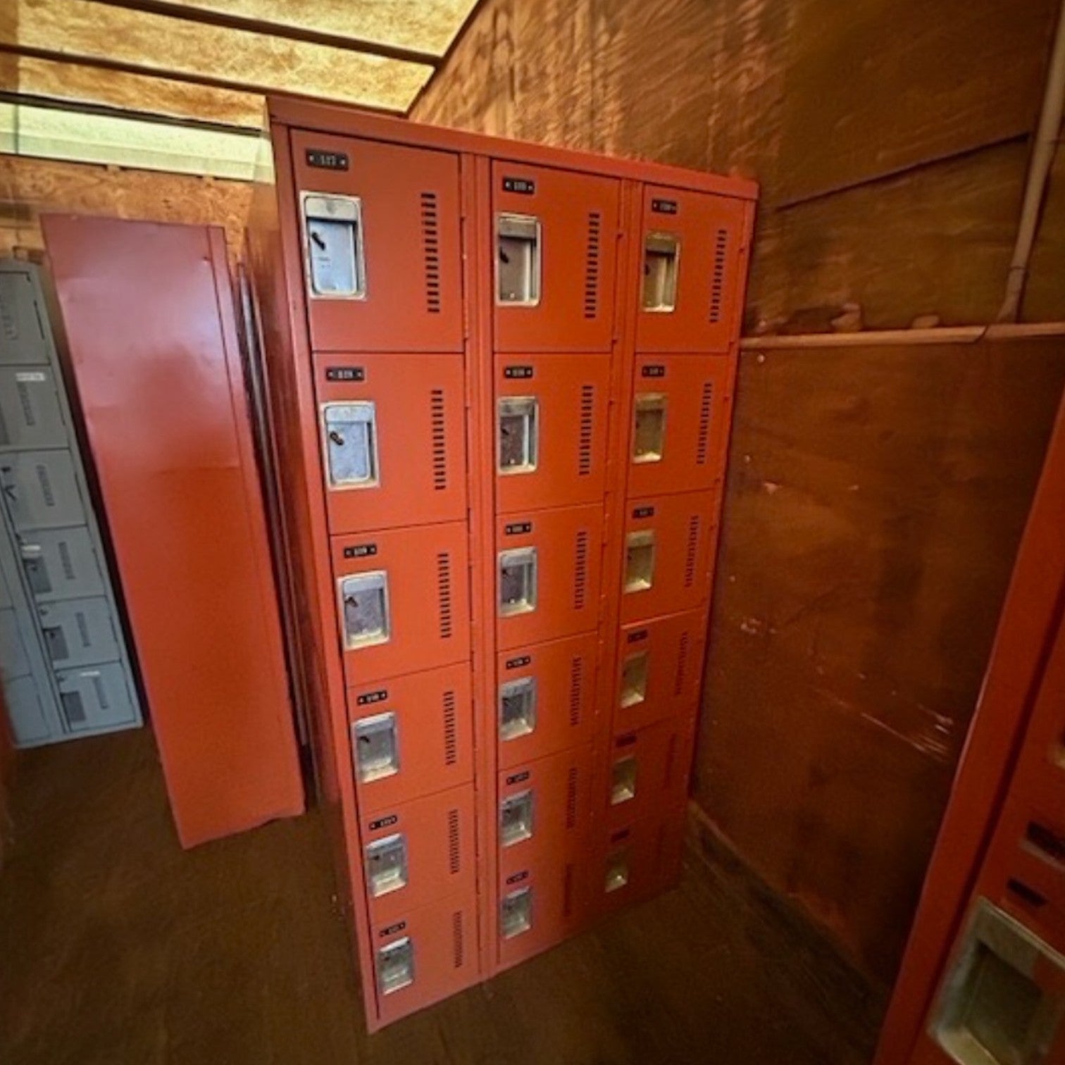 Casier Multi-Compartiments orange 18 Portes (3x6 Niveaux) - 36 po Large - Usagé | Bureau L'entrepôt