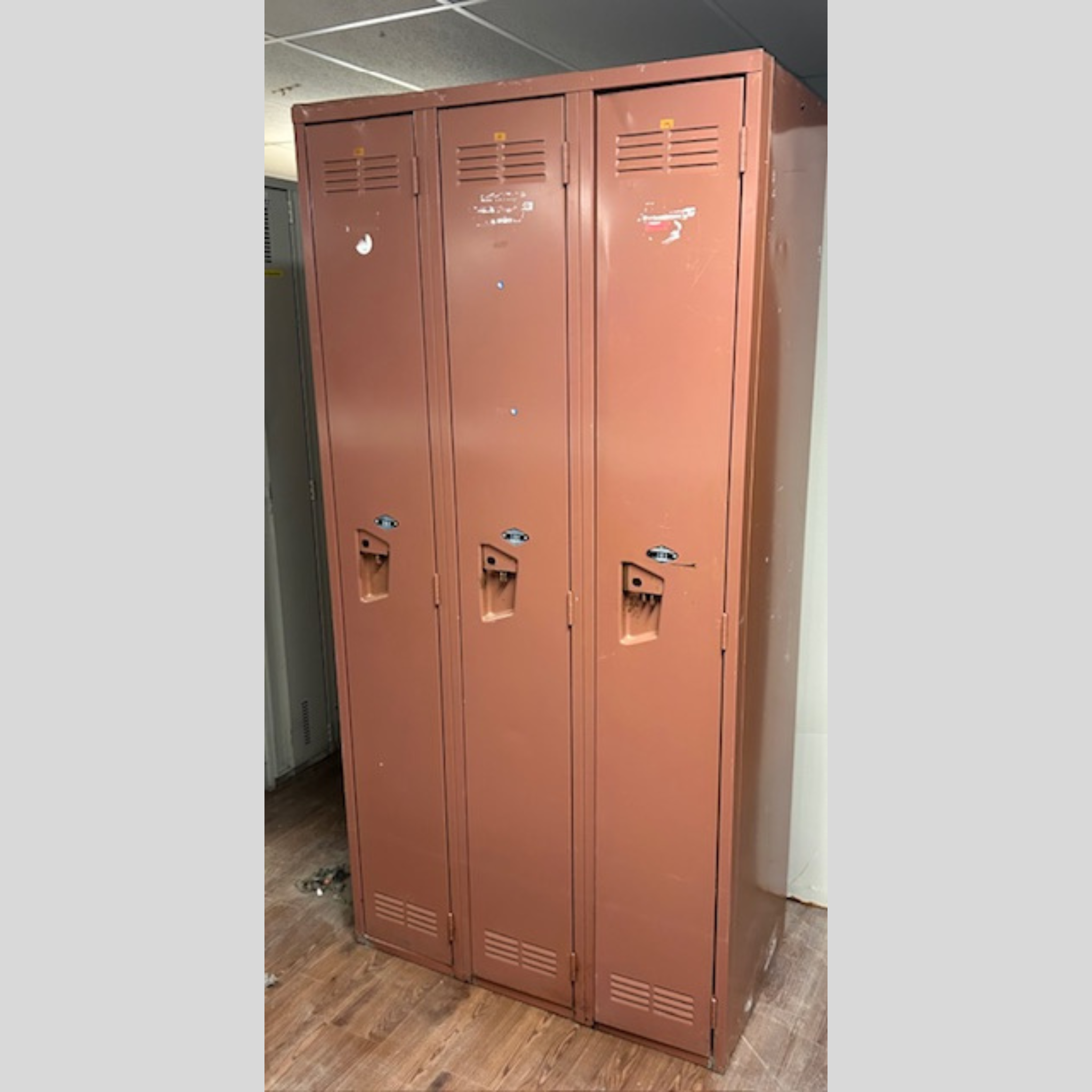 Casier Vestiaire 3 Portes Pleine Hauteur - 36" de Large - Usagé | Bureau L'entrepôt
