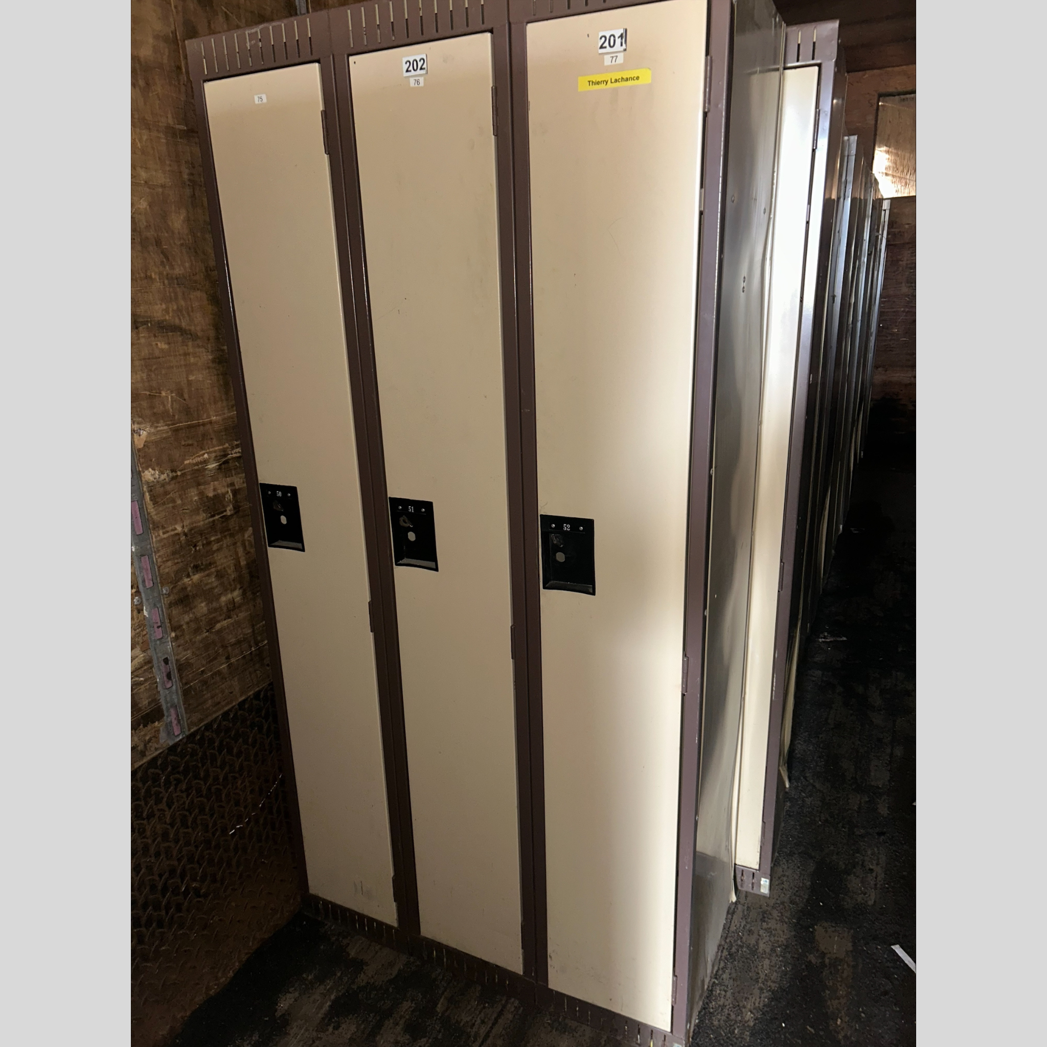 Casier Vestiaire 3 Portes Pleine Hauteur - Beige (36 po Large - Usagé) | Bureau L'entrepôt