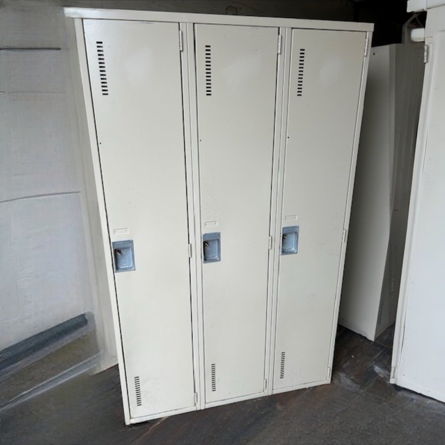 Casier Vestiaire 3 Portes Pleine Hauteur - Beige Clair (45 po Large - Usagé)  | Bureau L'entrepôt