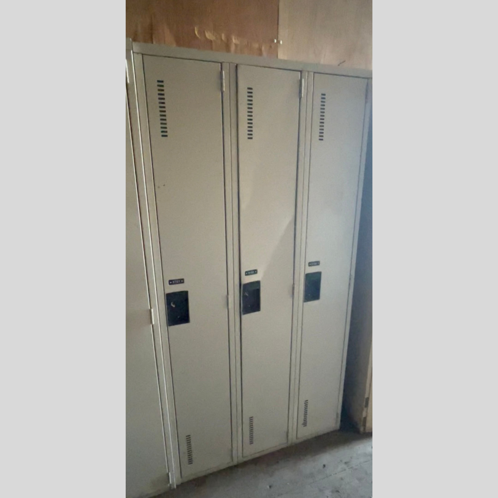 Casier Vestiaire 3 Portes Pleine Hauteur - Beige Clair (45 po Large - Usagé)  | Bureau L'entrepôt