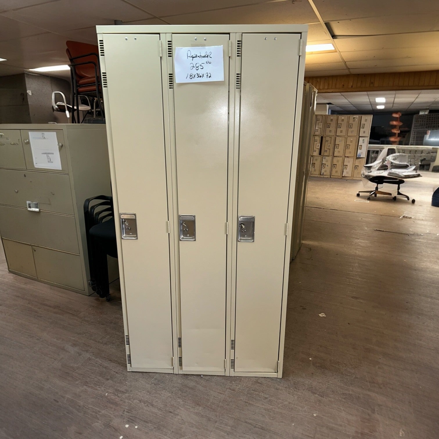 Casier Vestiaire 3 Portes Pleine Hauteur - Beige Clair (45 po Large - Usagé) | Bureau L'Entrepôt