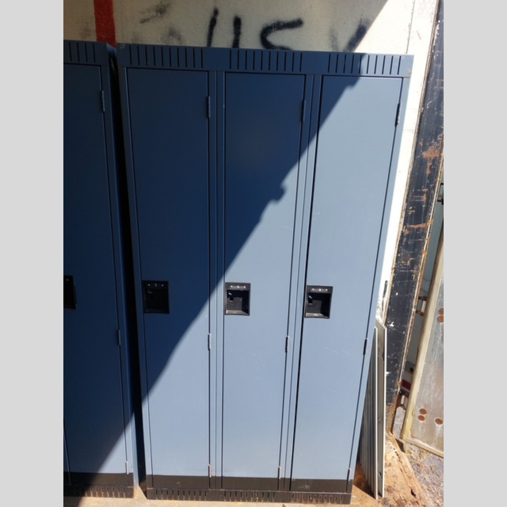 Casier Vestiaire 3 Portes Pleine Hauteur - Bleu (45 po Large - Usagé)  | Bureau L'entrepôt