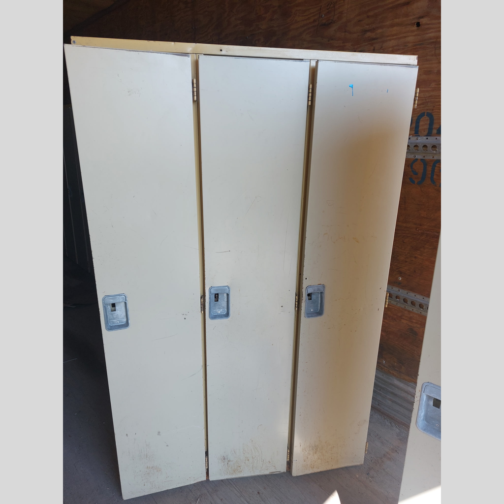 Casier Vestiaire 3 Portes Pleine Hauteur - Beige Clair (45 po Large - Usagé)   | Bureau L'entrepôt