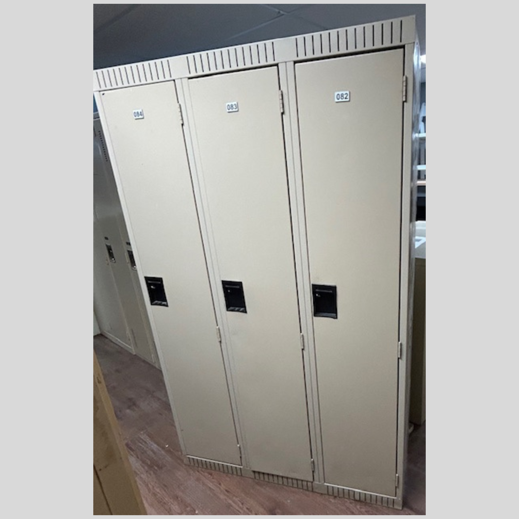 Casier Vestiaire 3 Portes Pleine Hauteur - Beige Clair (45 po Large - Usagé)  | Bureau L'entrepôt