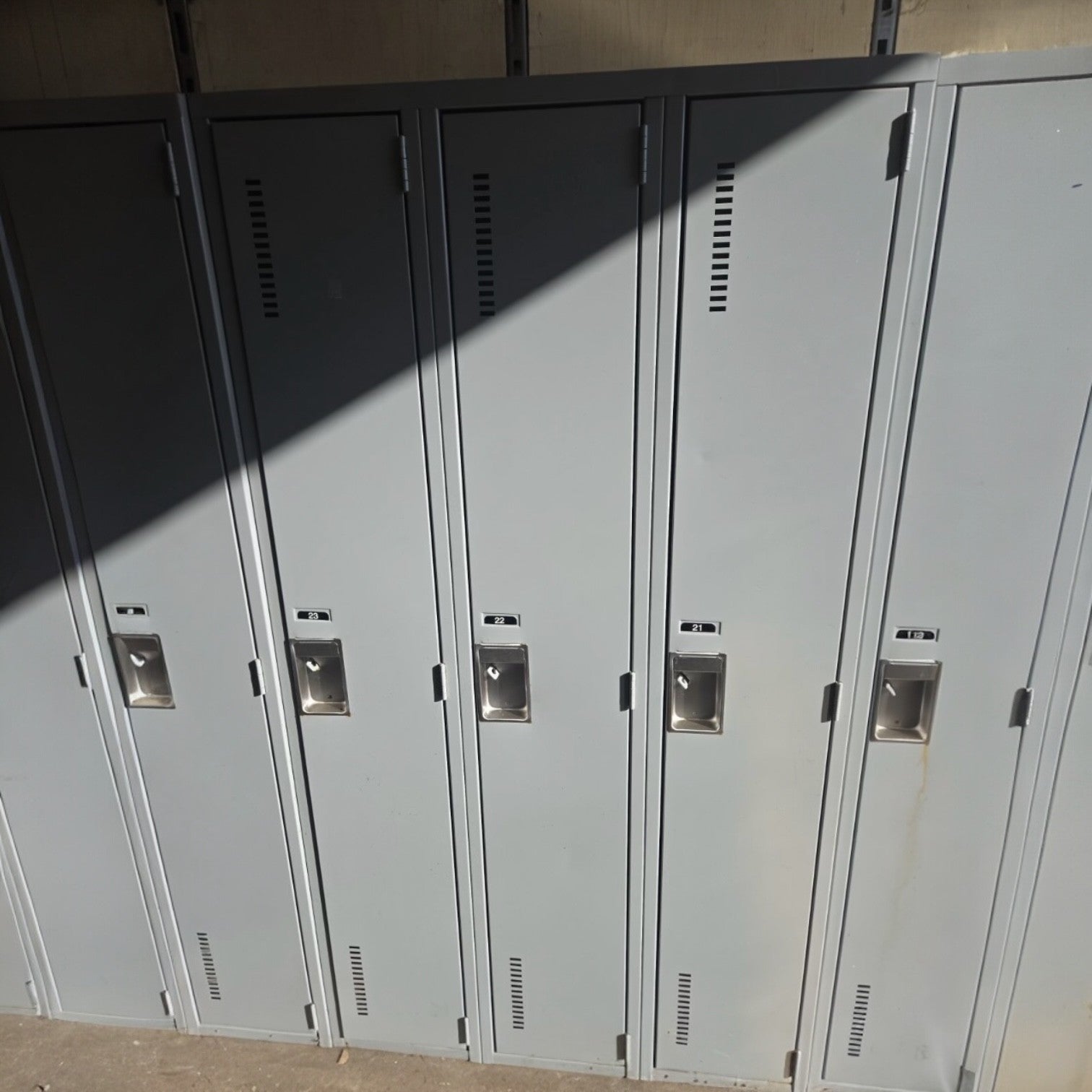 Casier Vestiaire Métallique 3 Portes - Pleine Hauteur - Gris (Usagé) | Bureau L'Entrepôt