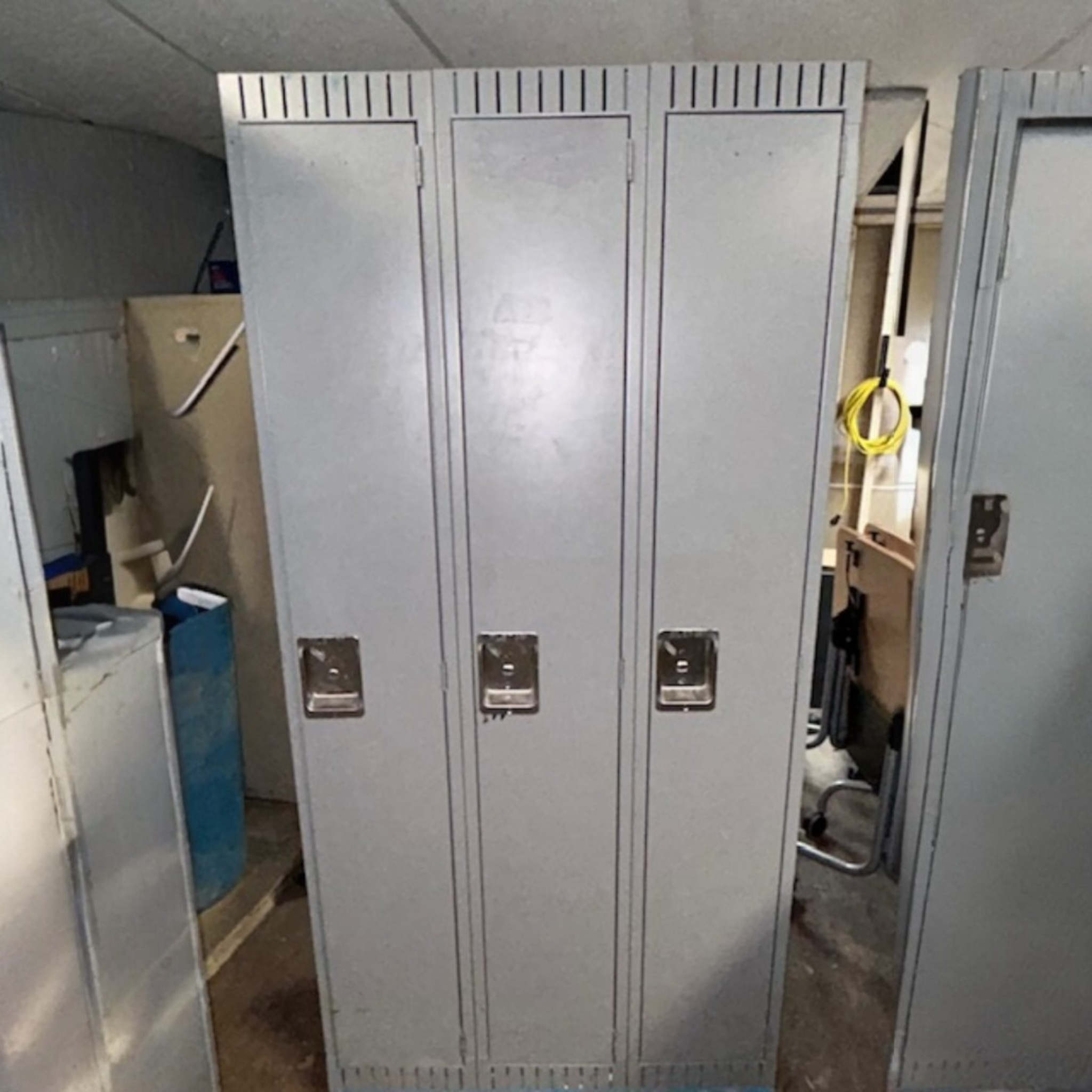 Casier Vestiaire Métallique 3 Portes - Pleine Hauteur - Gris (Usagé Impeccable)  | Bureau L'entrepôt