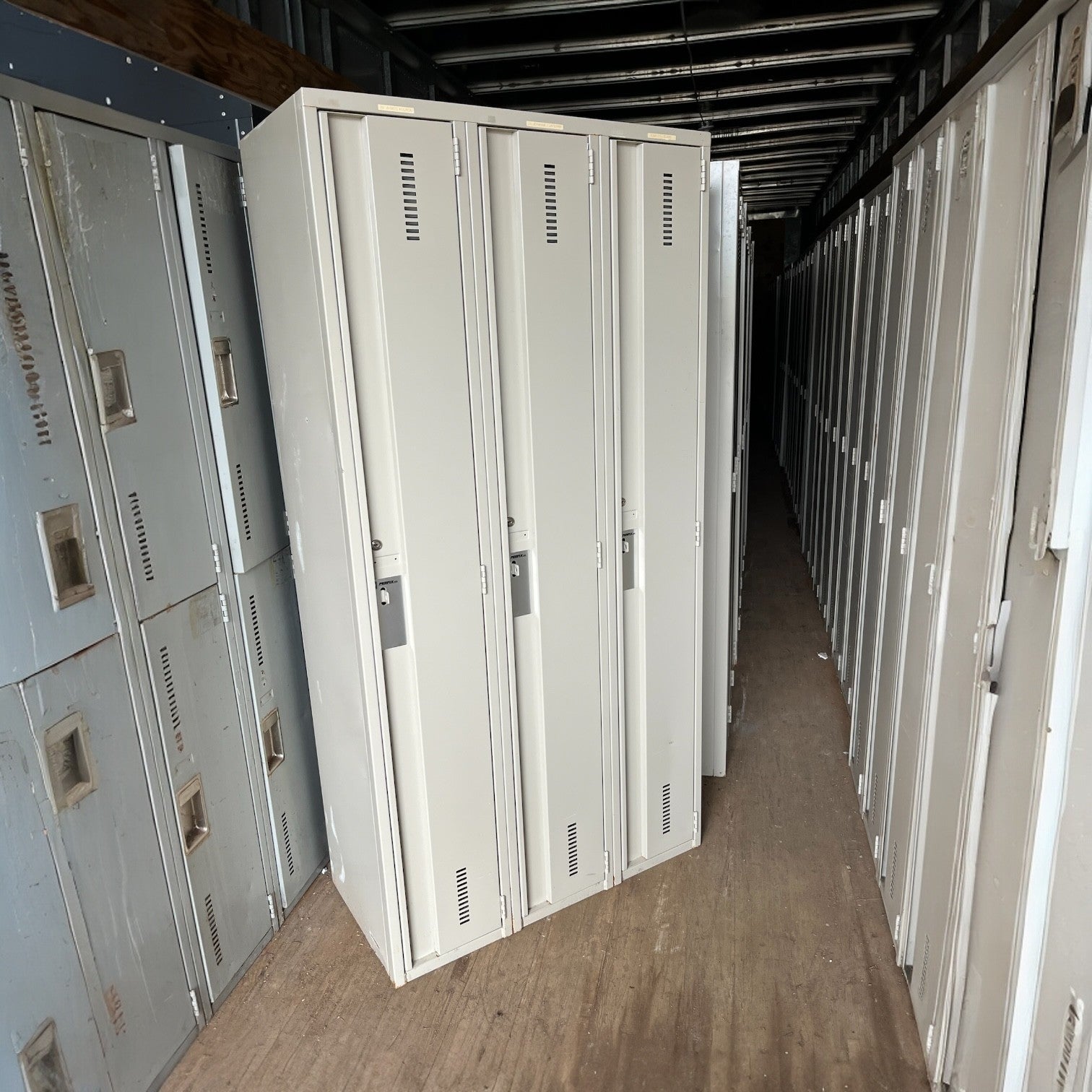 Casier Vestiaire Perfix 3 Portes Pleine Hauteur - 36 po Large - Usagé | Bureau L'Entrepôt 