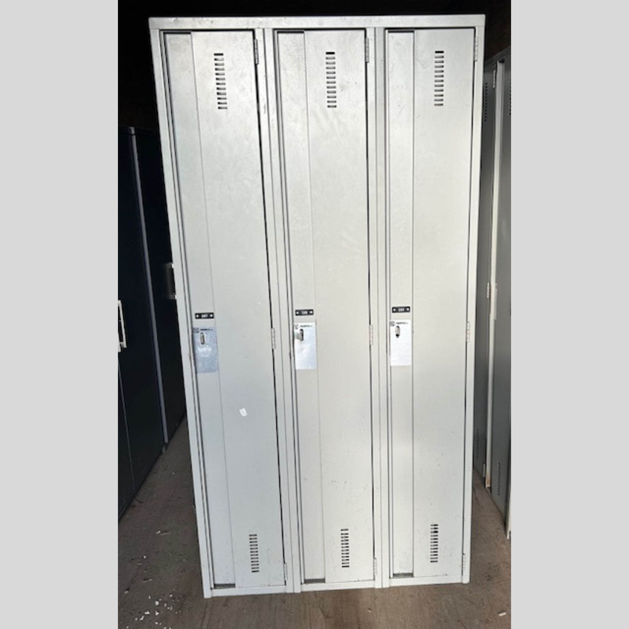 Casier Vestiaire Perfix 3 Portes Pleine Hauteur - 36 po de Large - Usagé  | Bureau L'entrepôt
