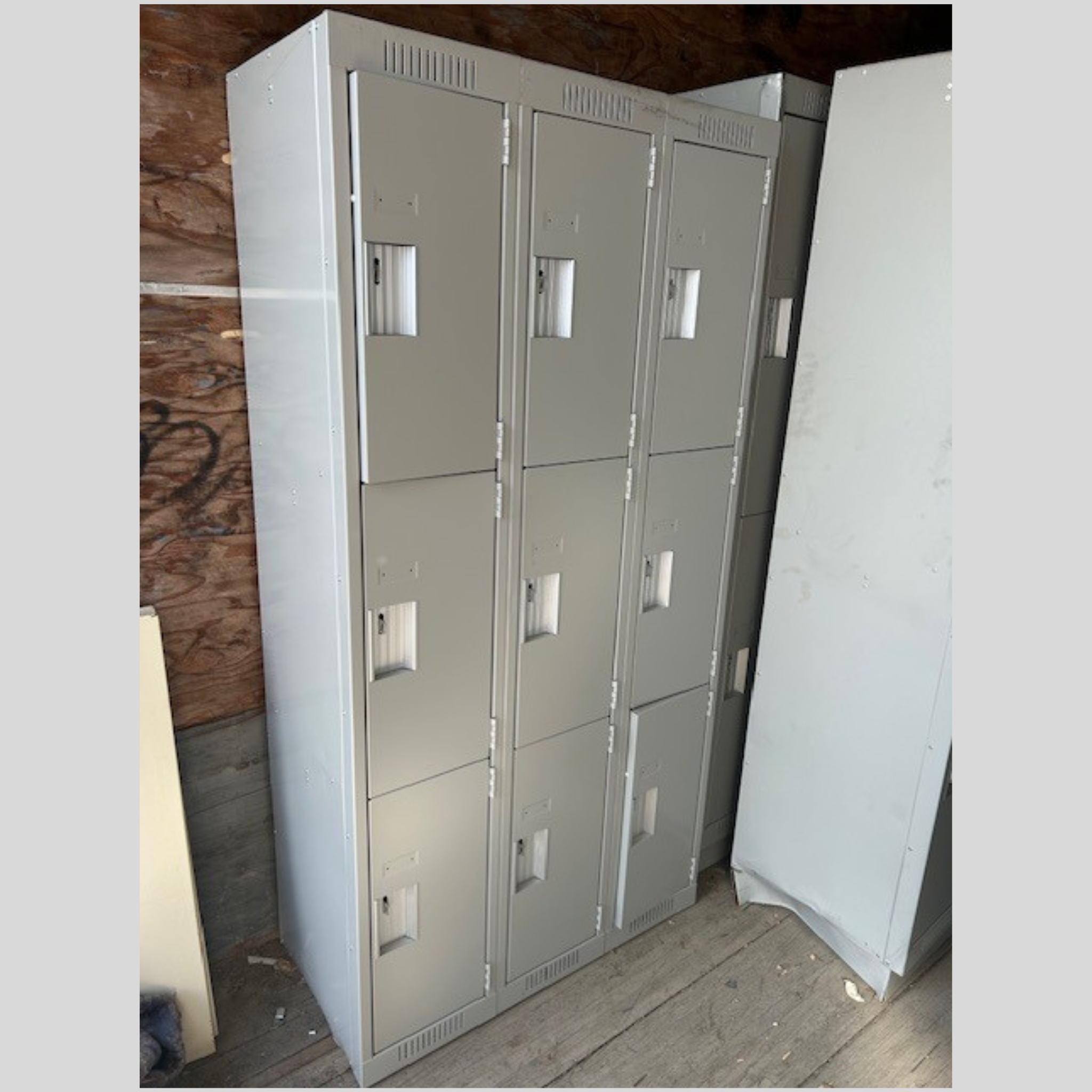 Casier Vestiaire Usagé 9 Portes (2 Niveaux) - 48 po x 72 po - Gris  | Bureau L'entrepôtStandard