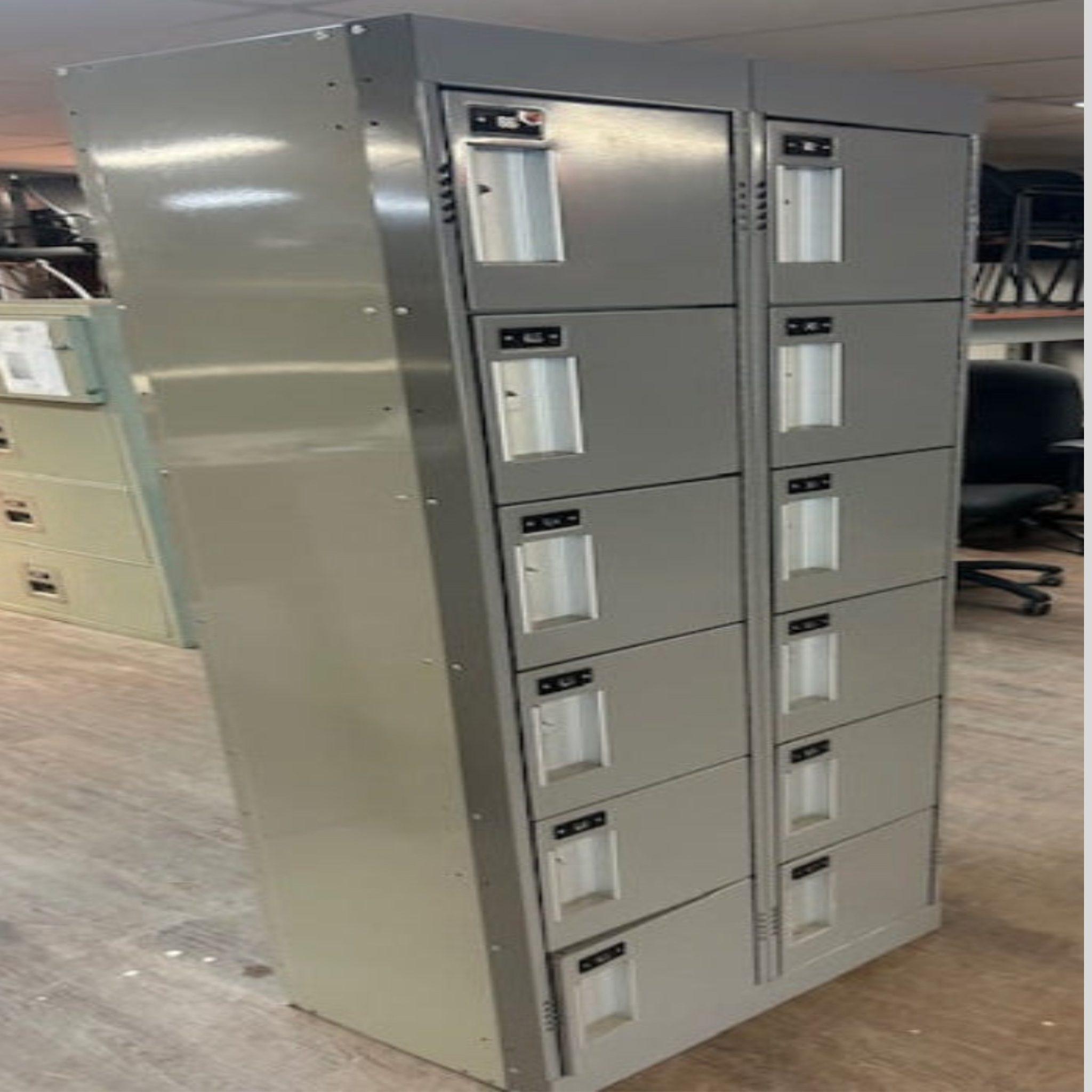 Casier de Sécurité 12 Portes (Multi-Compartiments) - 18 po x 72 po - Usagé | Bureau L'entrepôt