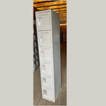 Casier métallique 6 portes usagé gris, 12 pouces de large, conçu pour petits vestiaires peu profonds.