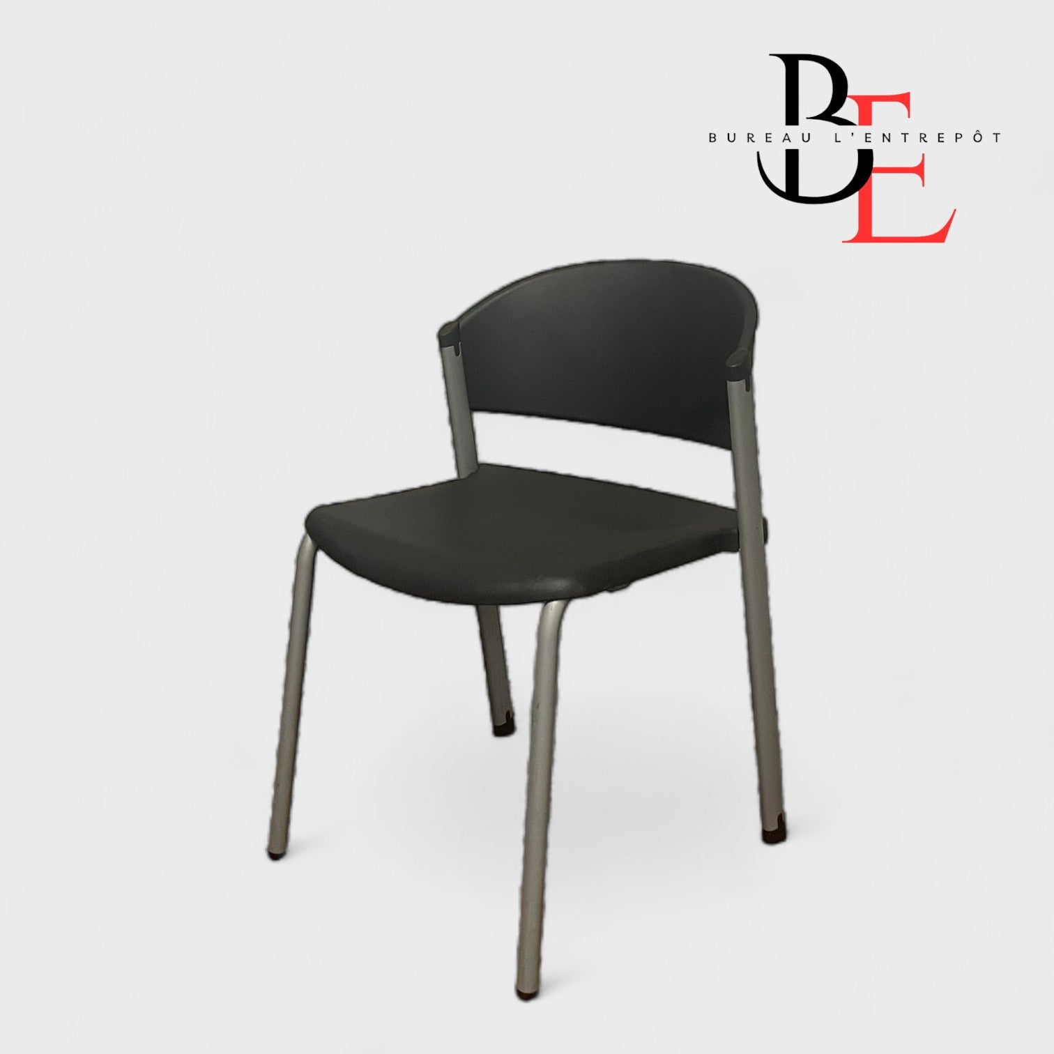 Chaise Empilable Robuste et Polyvalente  | Bureau L'Entrepôt