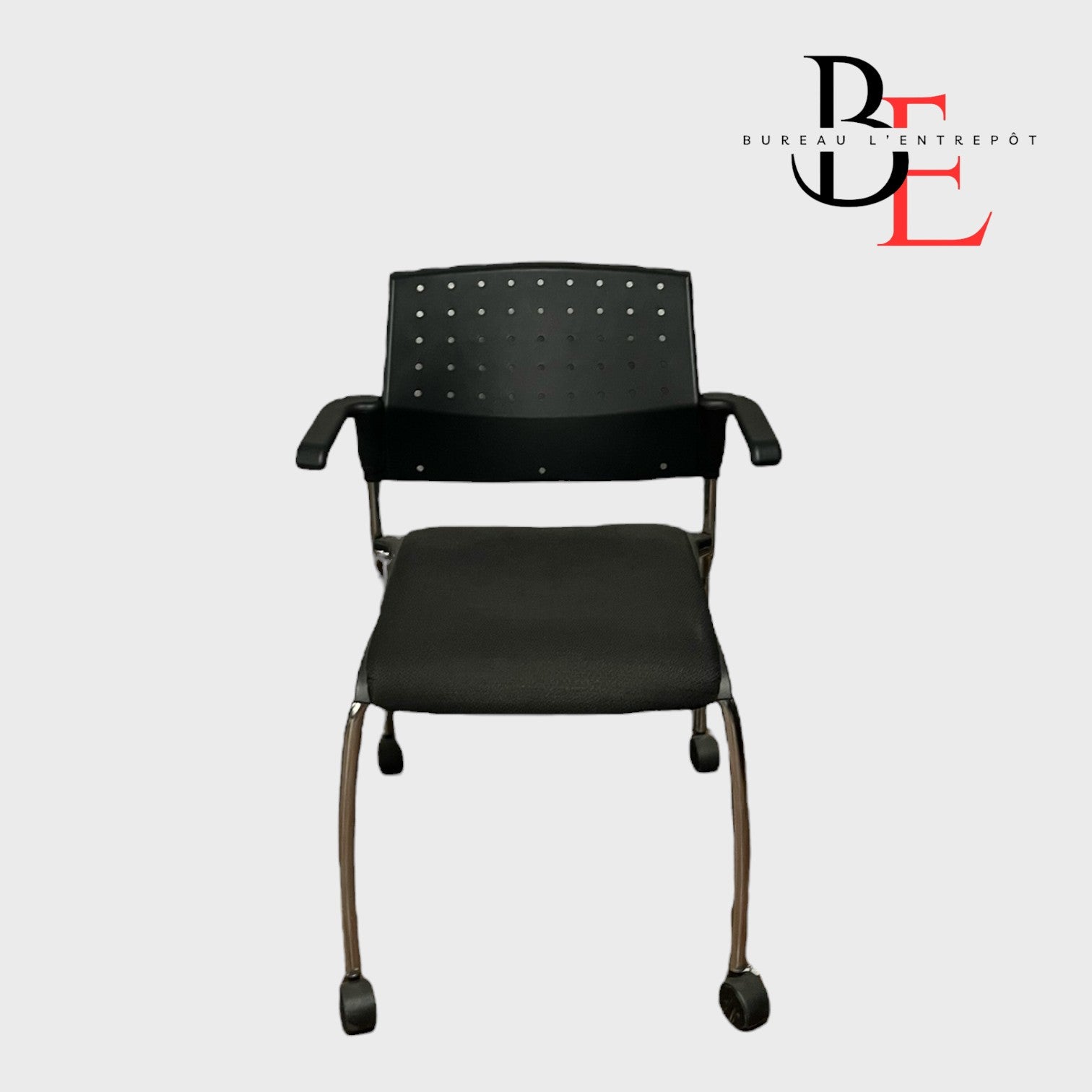 Chaise Empilable sur Roulettes Noire | Bureau L'Entrepôt