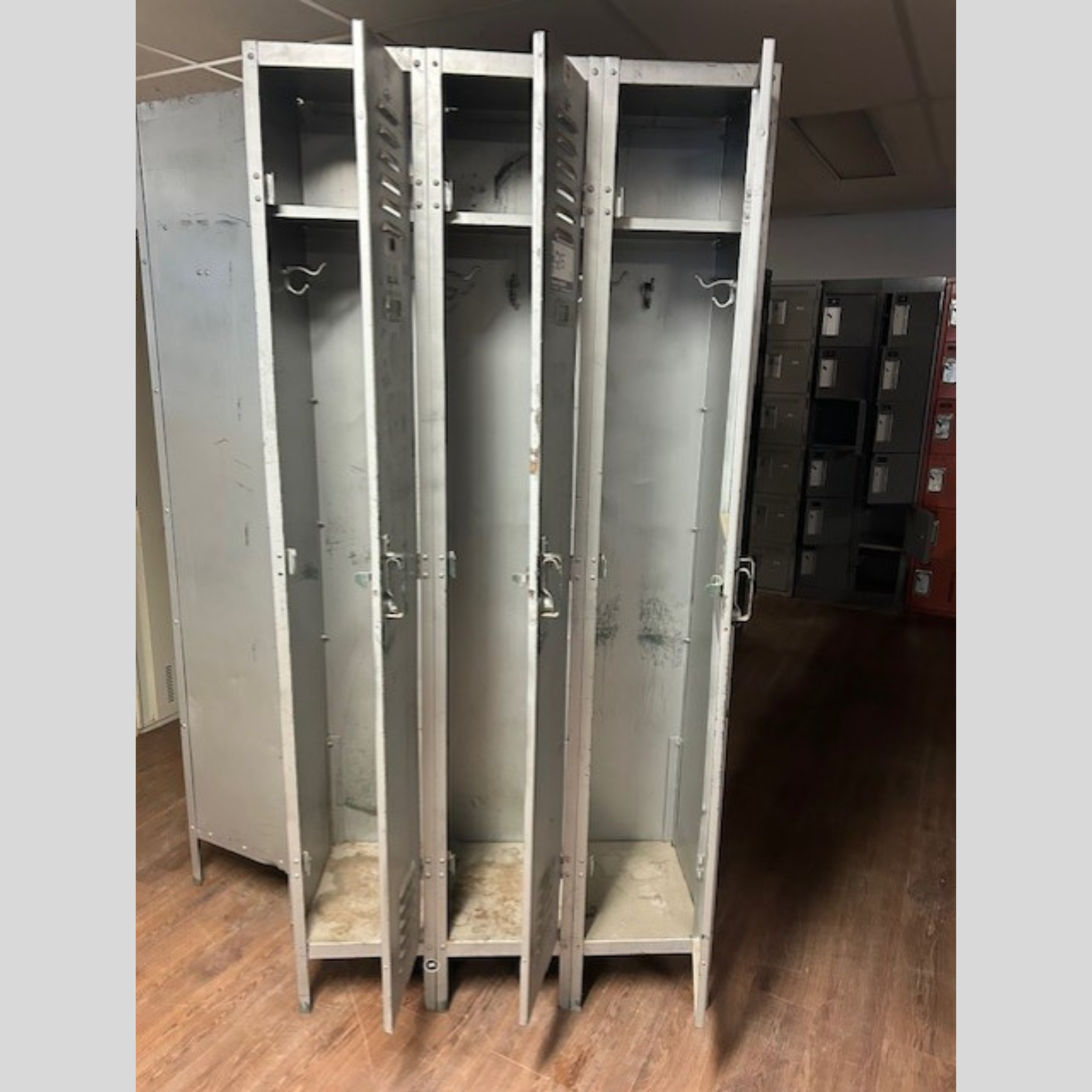 Vestiaire Métallique Vintage 3 Portes - 15x36x78H - Pleine Hauteur | Bureau L'entrepôt