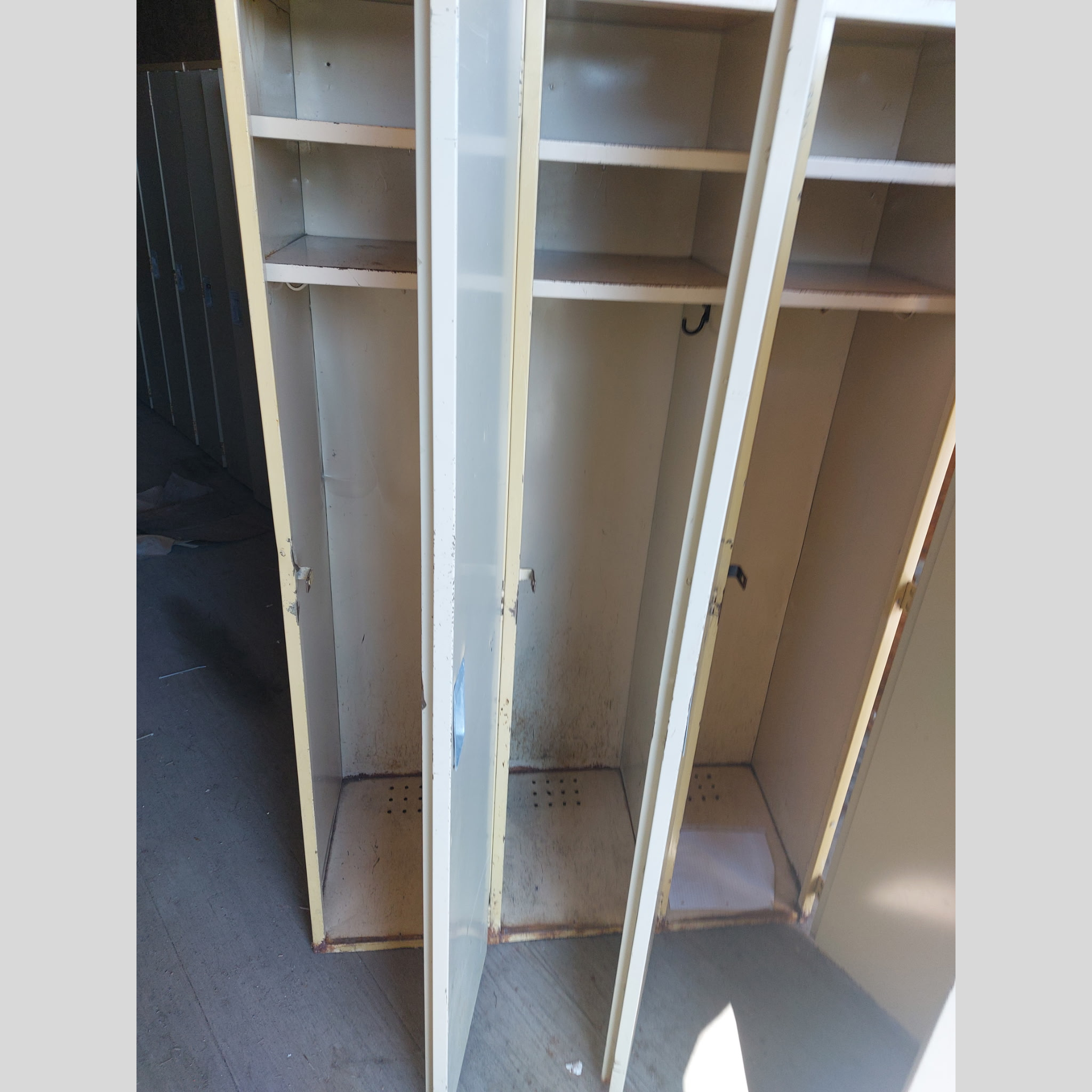 Casier Vestiaire 3 Portes Pleine Hauteur - Beige Clair (45 po Large - Usagé)