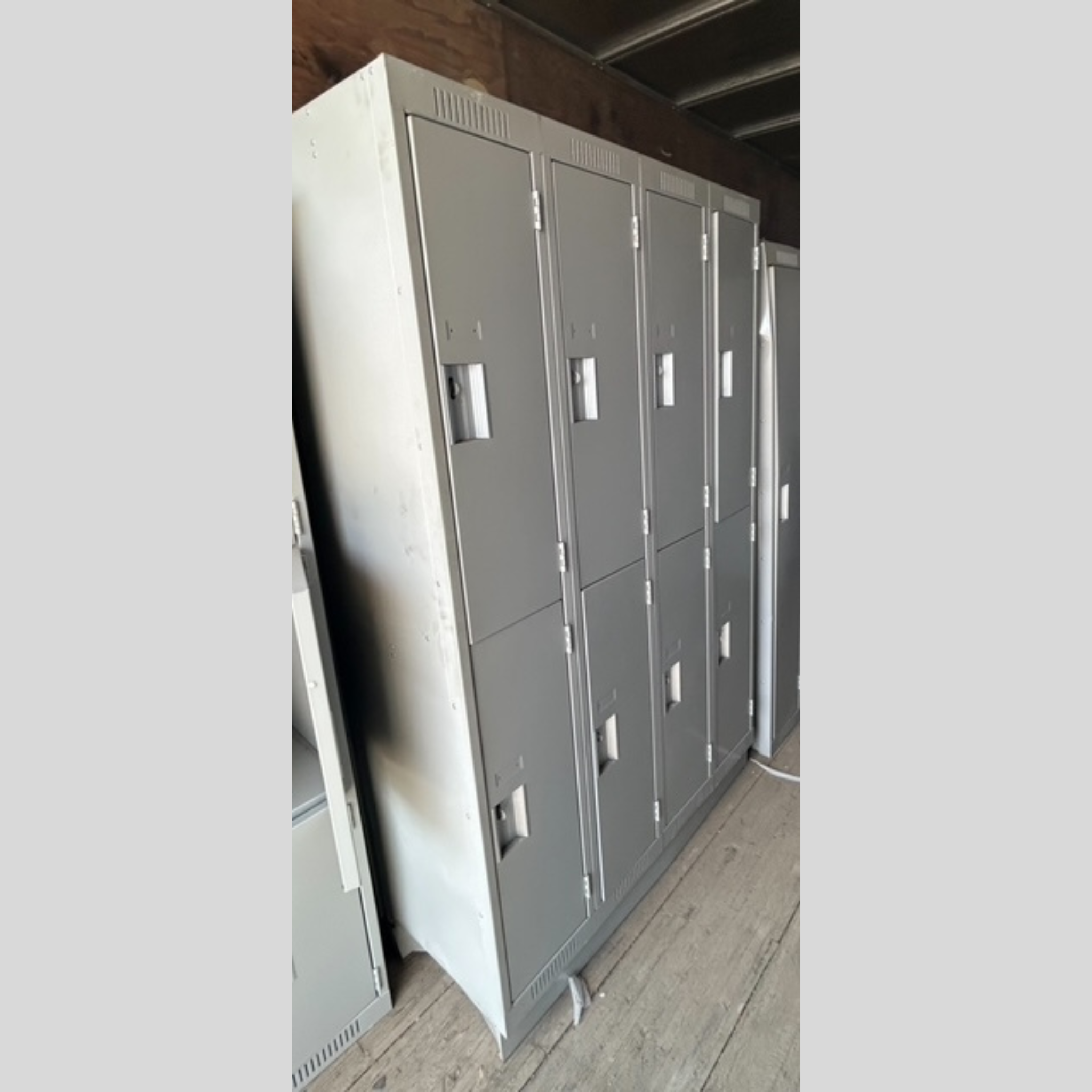 Unité de Vestiaire 8 Portes (2 Niveaux) - 48 po x 72 po - Gris Industriel 2e Qualité  | Bureau L'entrepôt